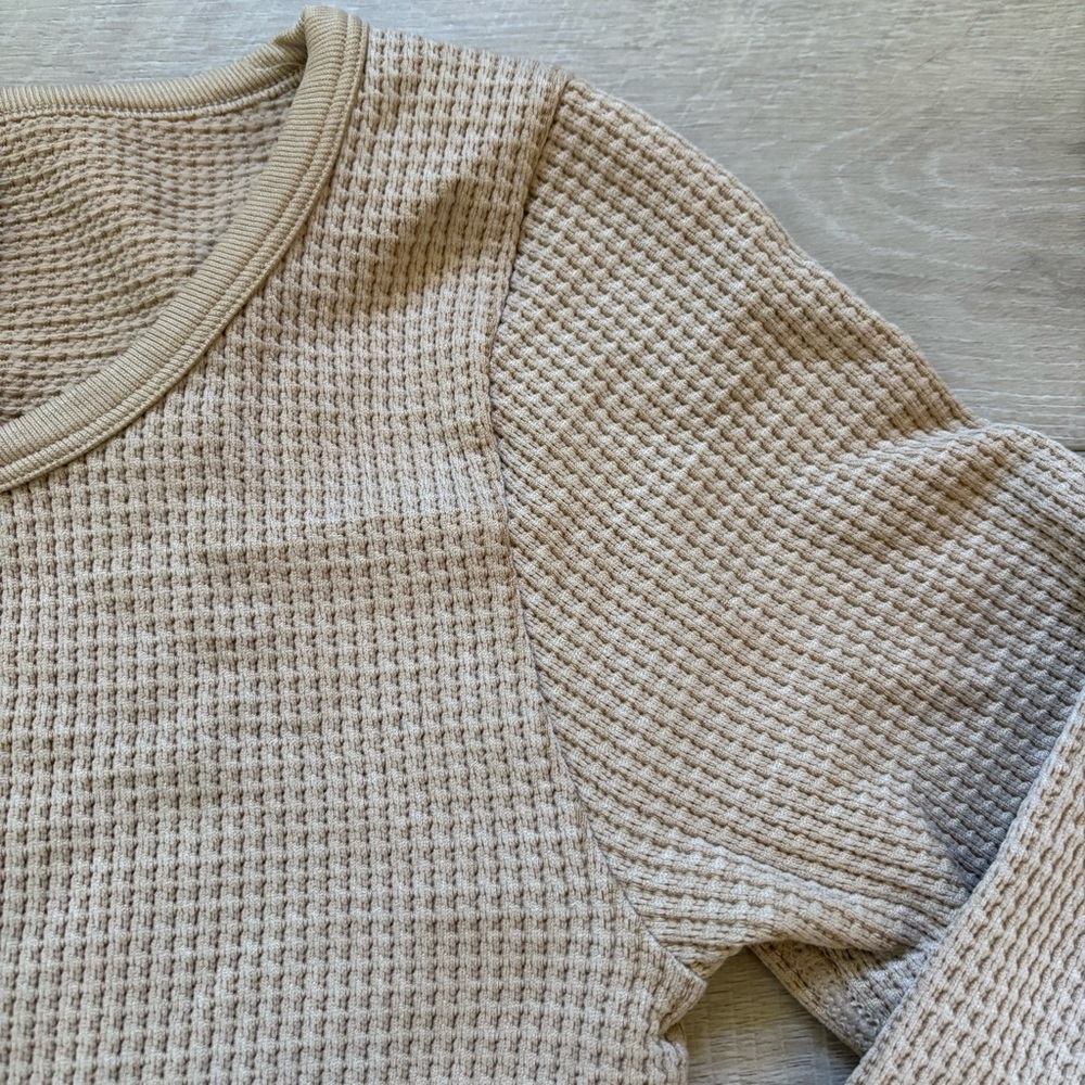 Aerie Oatmeal Long Sleeve Cropped Waffle Top - Picture 4 of 8